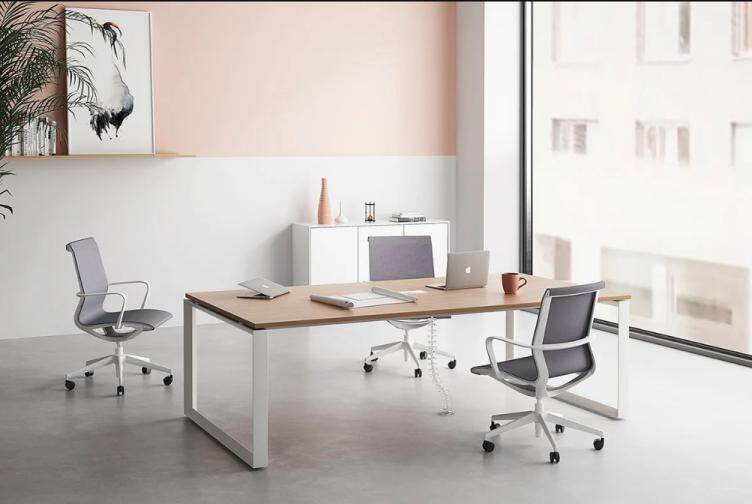 Mesa de oficina moderna con banner - soho_dw-1