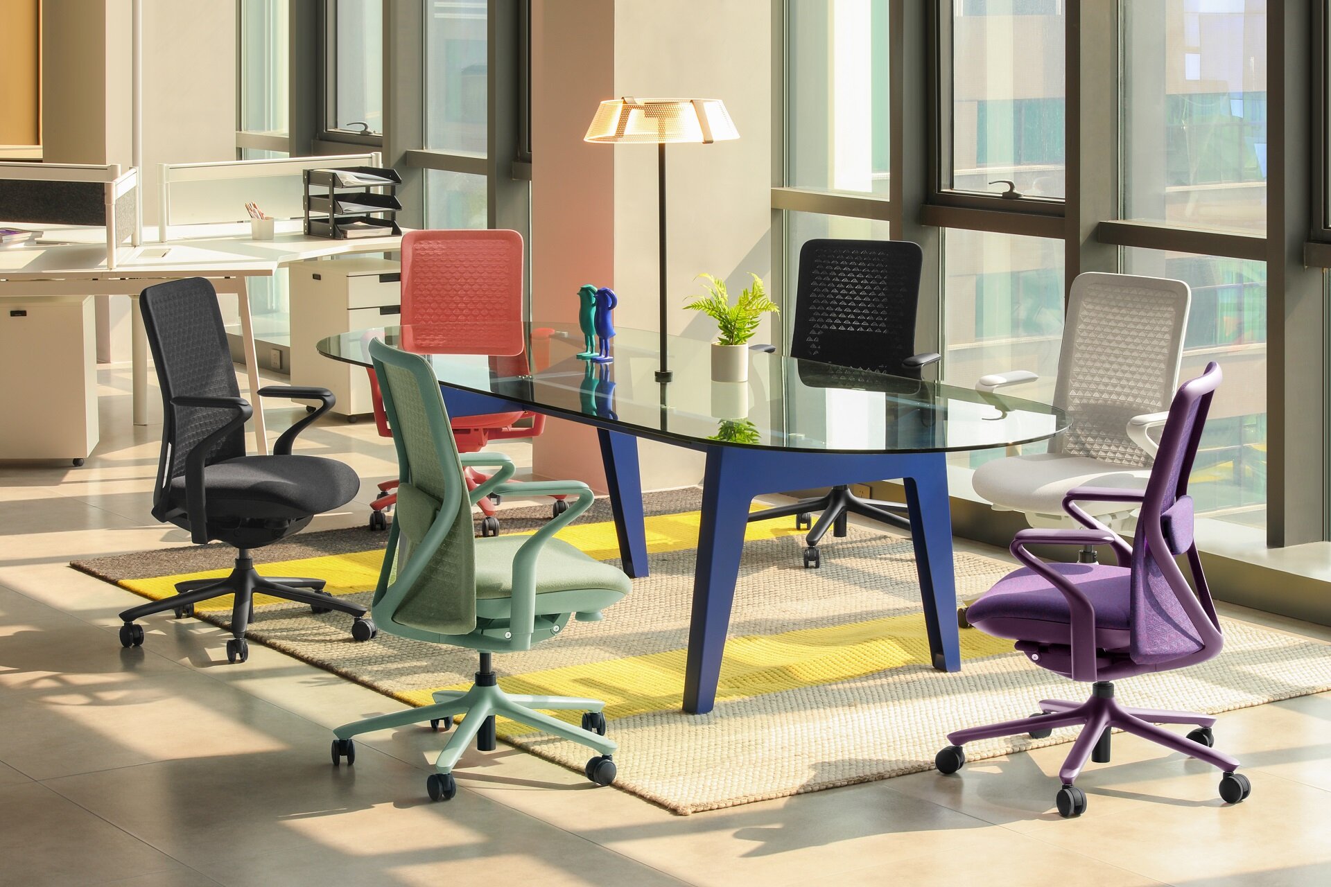 Estaciones de trabajo con soluciones ergonómicas modernas y varias sillas de oficina.