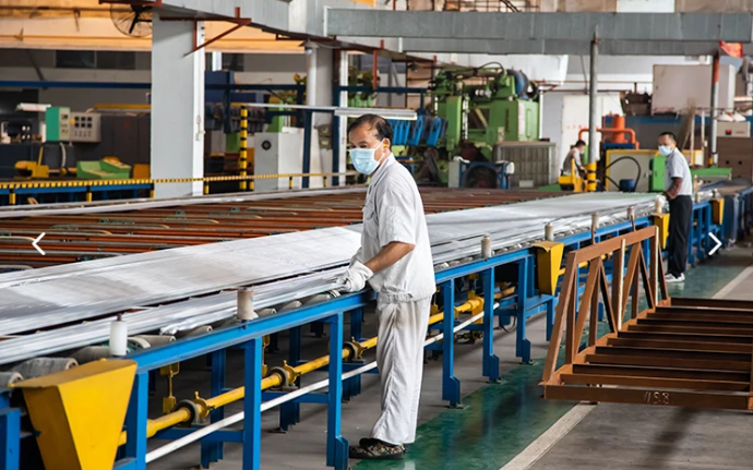 Un trabajador está trabajando en la fábrica de M&W.