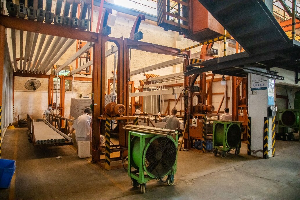 Taller de aluminio anodizado para la fabricación de muebles de oficina.