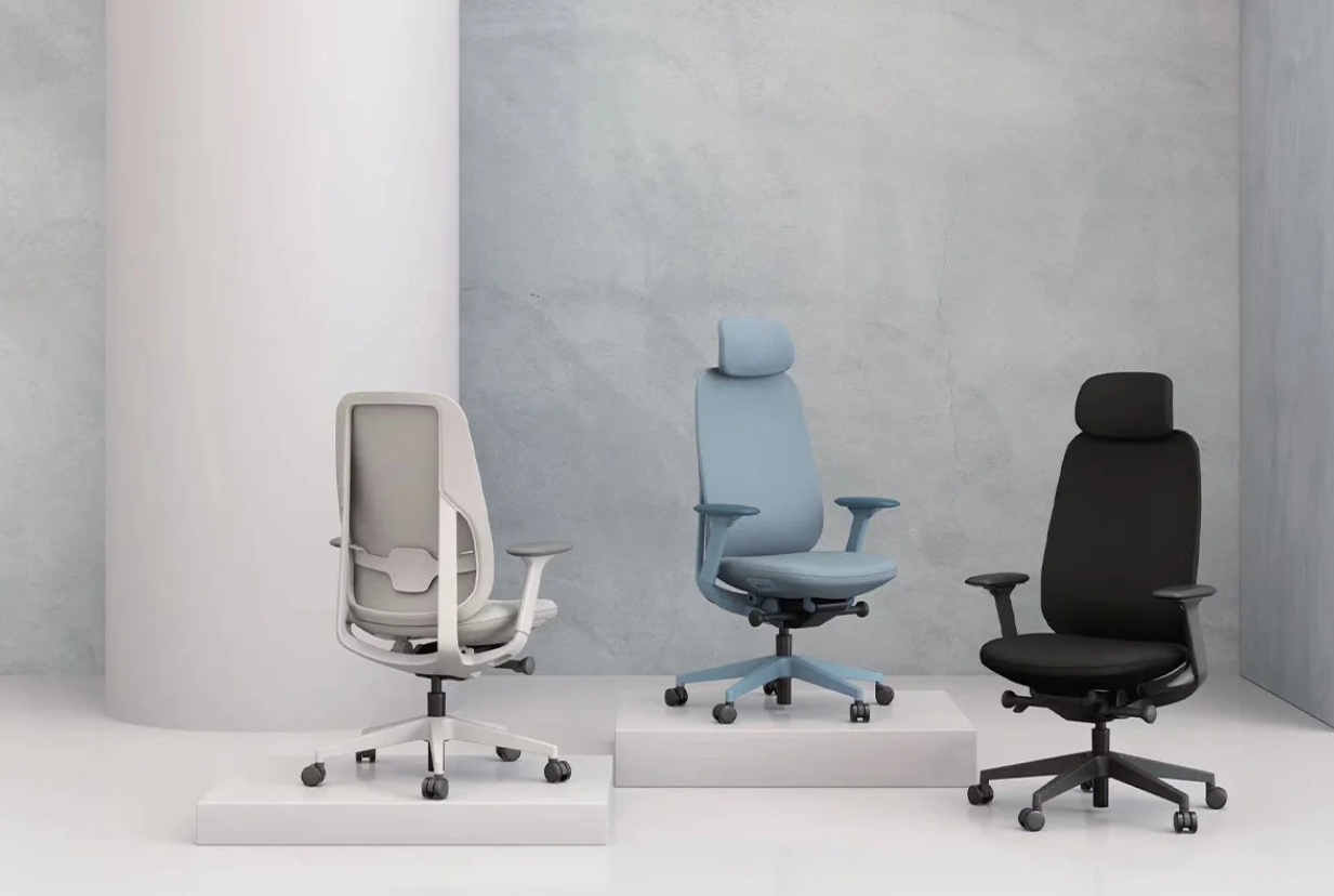 3 sillas ergonómicas para personal en colores blanco, azul y negro.