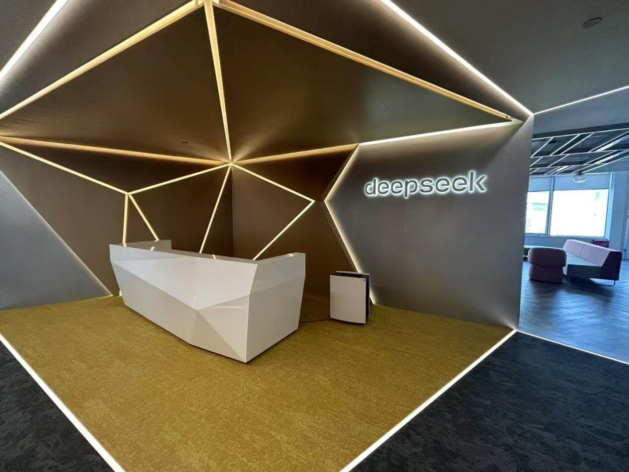 DeepSeek-empresa-con-mostrador-de-recepci&oacute;n