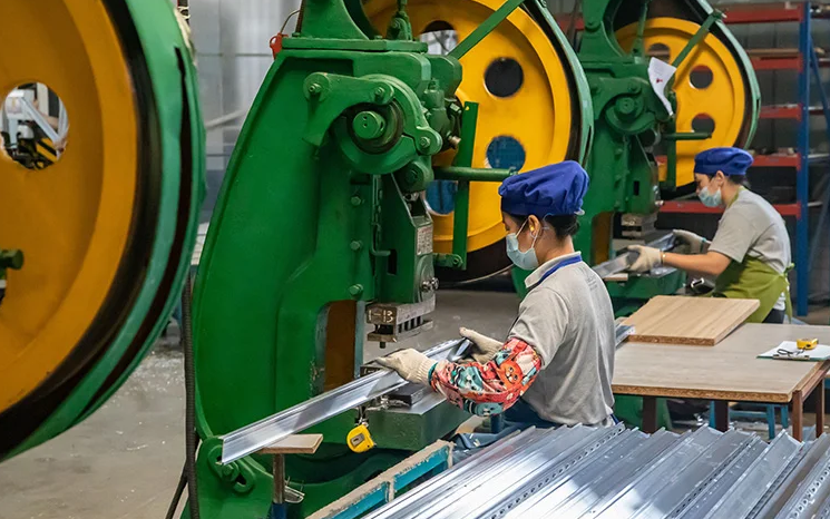 Taller de extrusión de aluminio para mobiliario de oficina M&W