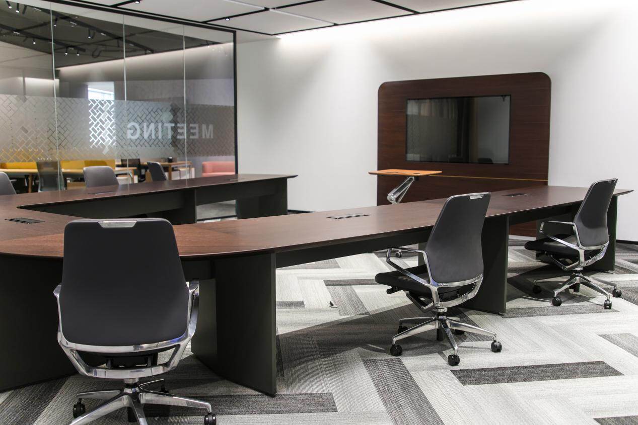 Distribuci&oacute;n de muebles de oficina de madera maciza pintada