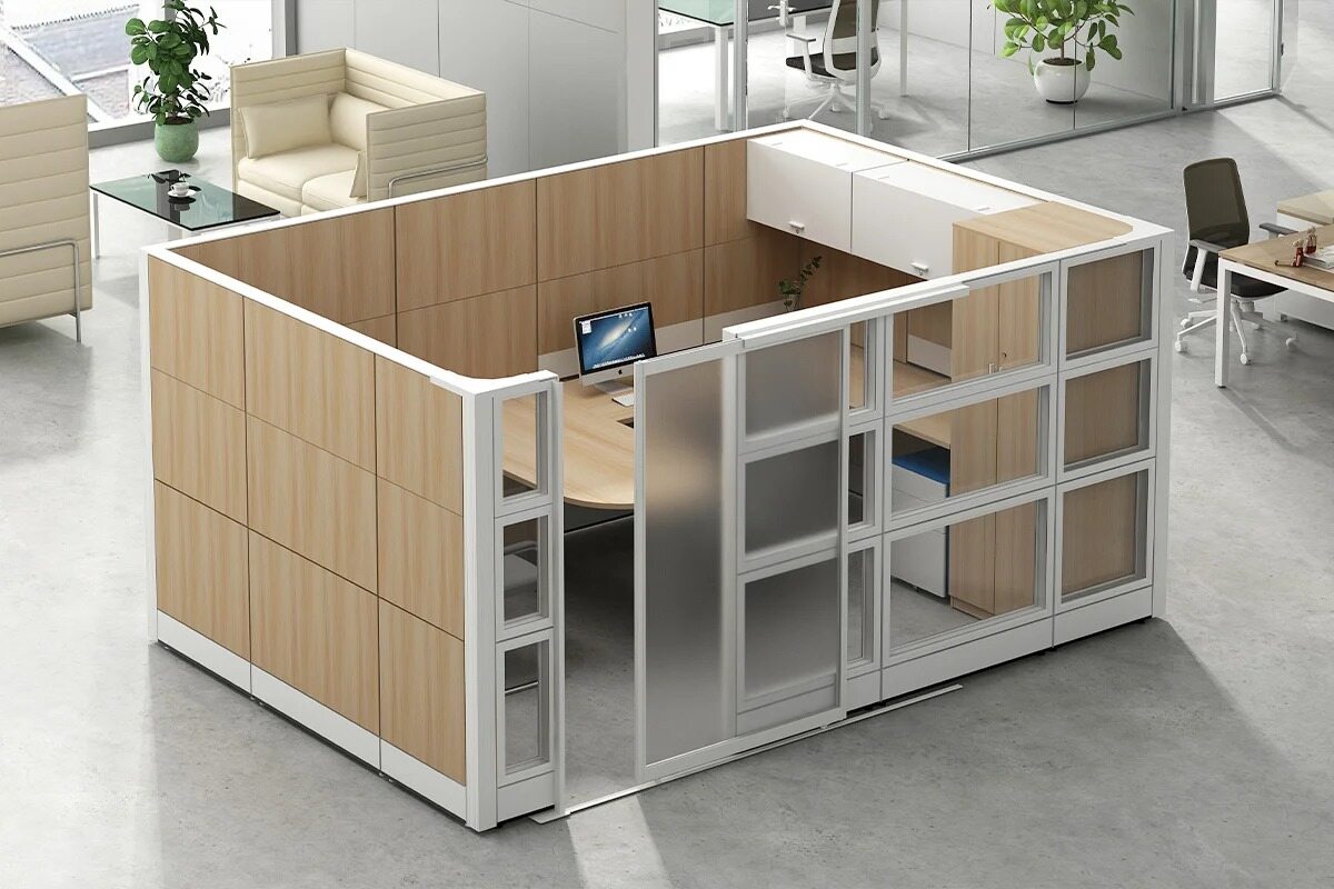 habitaci&oacute;n con cub&iacute;culo de oficina